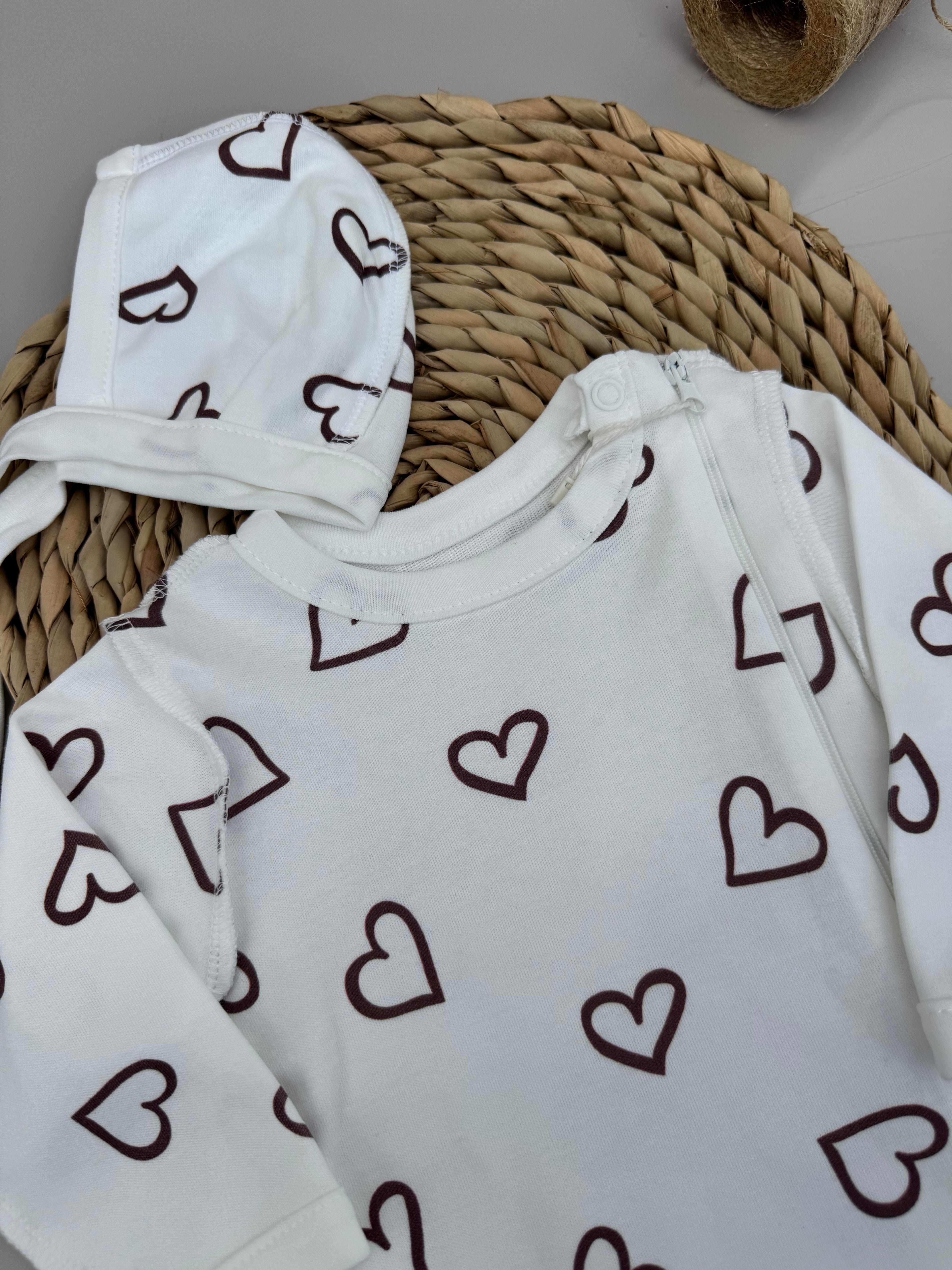 White heart cotton overall with hat (vauva)