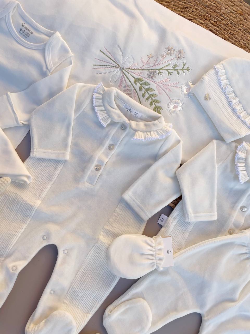 White Flowers Velvet Hospital Set 9 Pcs